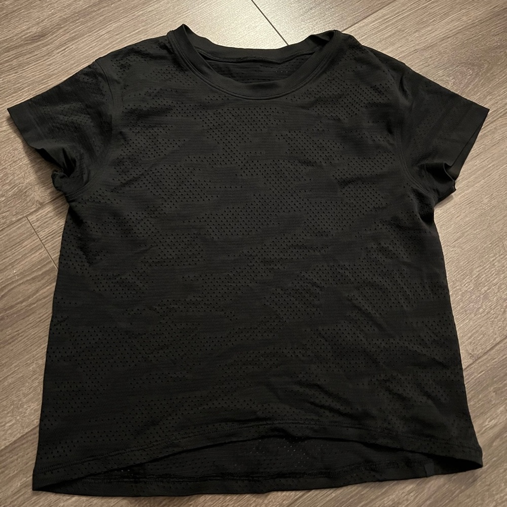Black lululemon camo short sleeve